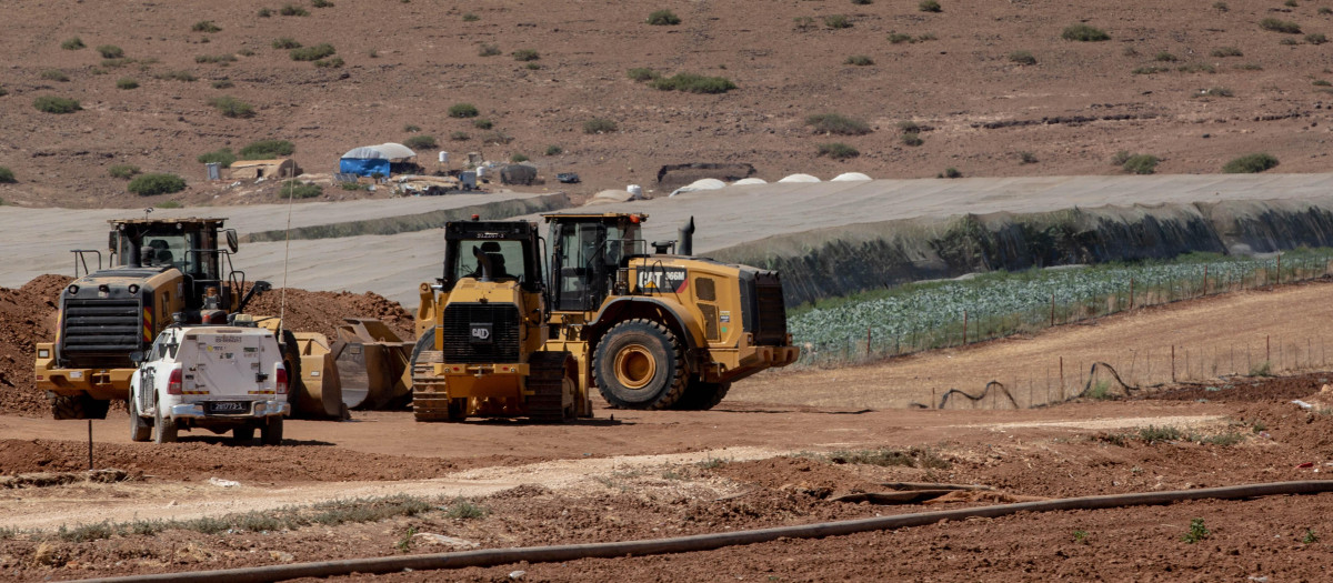 ATUF (CISJORDANIA), 07/07/2026.- Fotografía del pasado 30 de junio. Israel construye una carretera, también en la aldea palestina de Atuf, que será para el uso exclusivo de los colonos de los asentamientos y 'outposts' cercanos. Atuf (Cisjordania). Israel está construyendo un nuevo muro de separación en el norte del Valle del Jordán, con el que aislará del resto de Cisjordania ocupada miles de hectáreas de tierras agrícolas y de pastoreo palestinas. EFE/ Patricia Martínez
