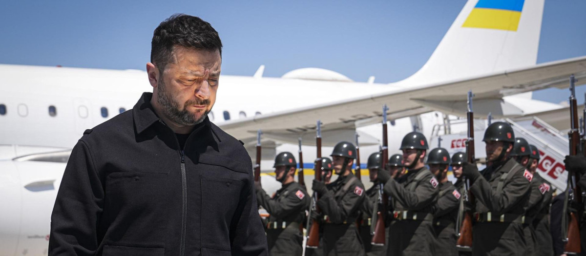 El presidente de Ucrania, Volodimir Zelenski, a su llegada a Ankara para participar en la cumbre de la OTAN