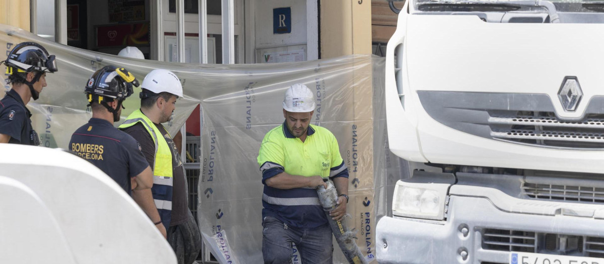 Operarios trabajan en el lugar del socavón