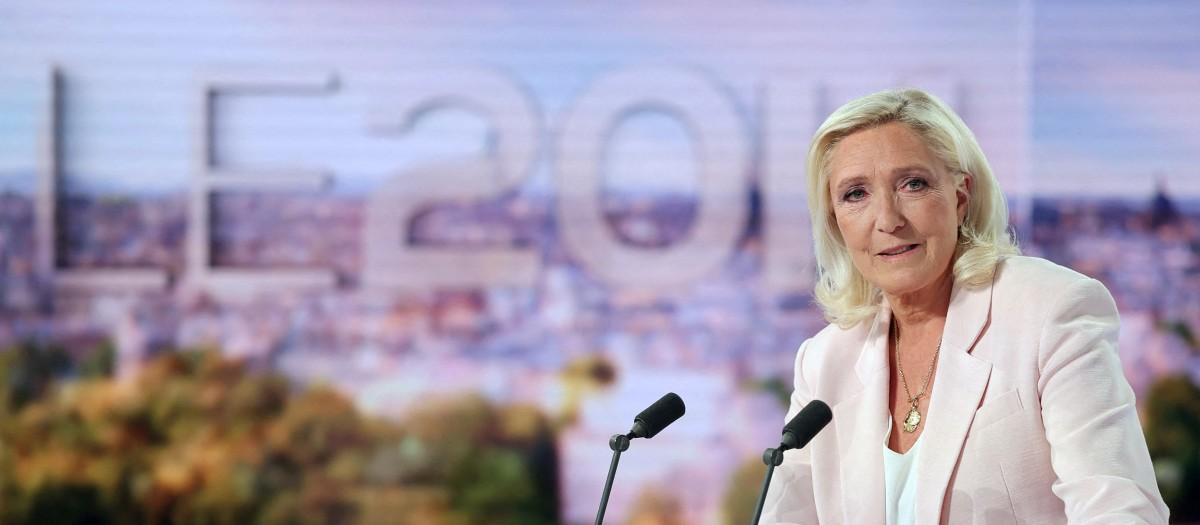Marine Le Pen, presidenta del grupo parlamentario Agrupación Nacional (RN), posa antes de una entrevista
