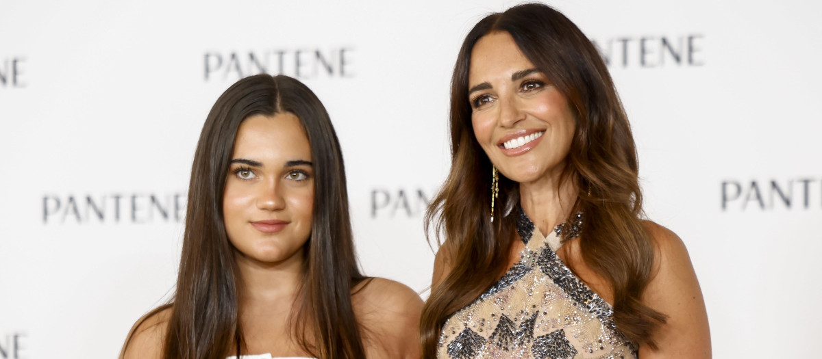 Paula Echevarría y Daniella Bustamante, posando en el photocall de Pantene