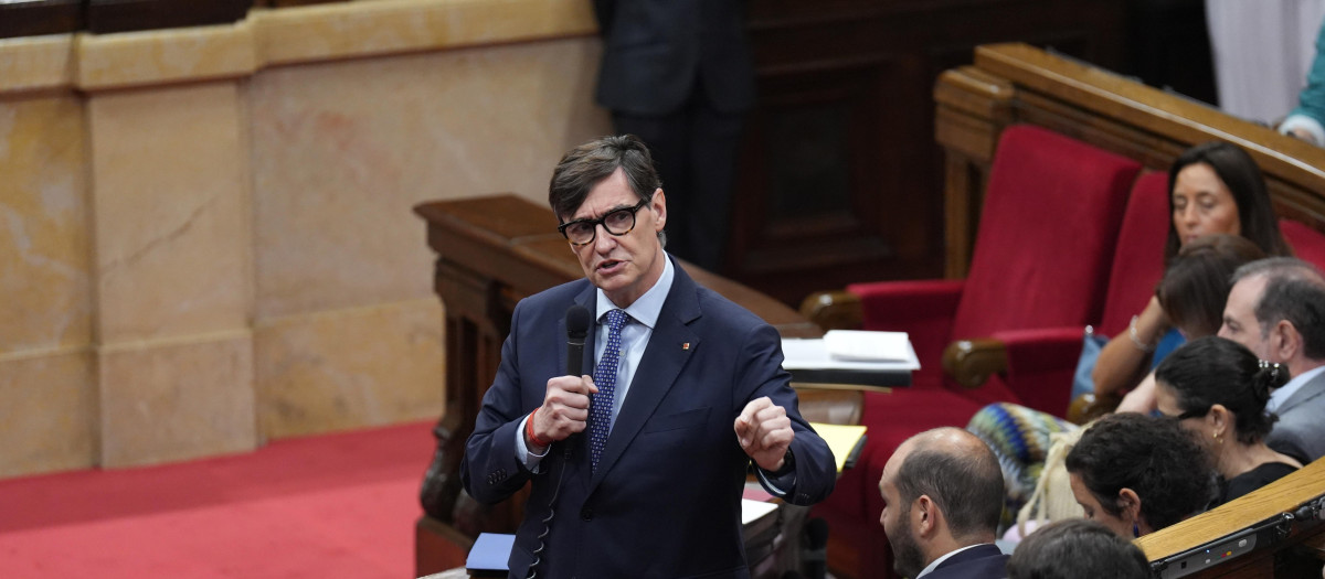 El presidente de la Gneralitat de Catalunya, Salvador Illa, interviene durante un sesión de control al Govern, en el Parlament de Catalunya, a 8 de julio de 2026, en Barcelona, Cataluña (España).