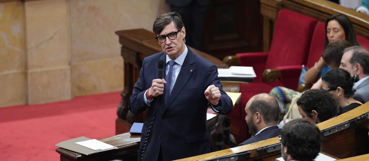 El presidente de la Gneralitat de Catalunya, Salvador Illa, interviene durante un sesión de control al Govern, en el Parlament de Catalunya, a 8 de julio de 2026, en Barcelona, Cataluña (España).