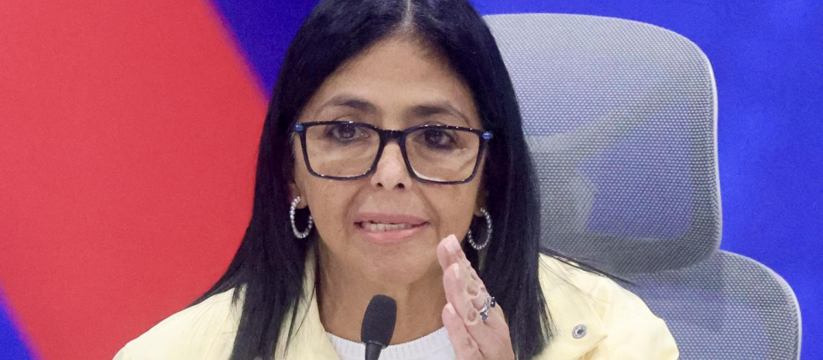 AME6857. CARACAS (VENEZUELA), 02/07/2026.- La presidenta encargada de Venezuela, Delcy Rodríguez, habla durante una rueda de prensa este jueves, donde agradeció a los 147 países y a "los artistas internacionales, Bad Bunny entre otros, que enviaron ayuda tras el doble terremoto, en Caracas (Venezuela). EFE/ Iván Cárdenas