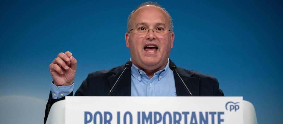 (Foto de ARCHIVO)
El secretario general del PP, Miguel Tellado, durante una rueda de prensa tras el seguimiento de la noche electoral desde la sede nacional del Partido Popular, a 17 de mayo de 2026, en Madrid (España). Un total de 6.812.861 andaluces han sido llamados a participar en las elecciones al Parlamento de Andalucía para elegir a los 109 diputados que componen el Parlamento de Andalucía para la XIII legislatura. El PP de Juanma Moreno ha vuelto a ganar ampliamente las elecciones pero se queda a cuatro escaños de la mayoría absoluta (53 diputados) al perder cinco parlamentarios, lo que no le permite evitar "el lío" de un pacto con Vox tras los precedentes de comunidades como Extremadura, Aragón y Castilla León.

Fernando Sánchez / Europa Press
17 MAYO 2026;ELECCIONES;ANDALUCÍA;SEDE;GÉNOVA;PP;MADRID;JUANMA MORENO;NOCHE ELECTORAL;ESCAÑOS;MAYORÍA;VOX
17/5/2026