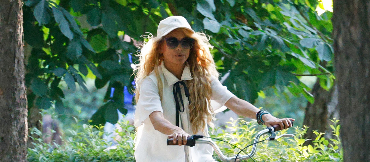 Paulina Rubio pasea en bicicleta con su hijo Eros por el parque del Retiro, a 22 de junio de 2025, en Madrid (España)