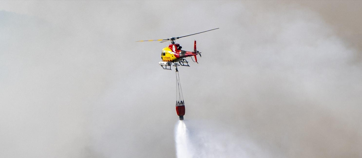 Helicóptero bombardero trabaja en las tareas de extinción del incendio en Pla de Manlleu, este miércoles