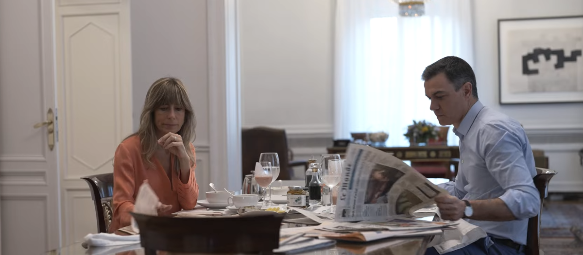 Pedro Sánchez leyendo el periódico francés Le Monde mientras desayuna con Begoña Gómez en la Moncloa
