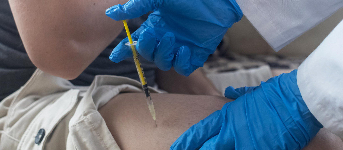 Un sanitario inyecta adrenalina