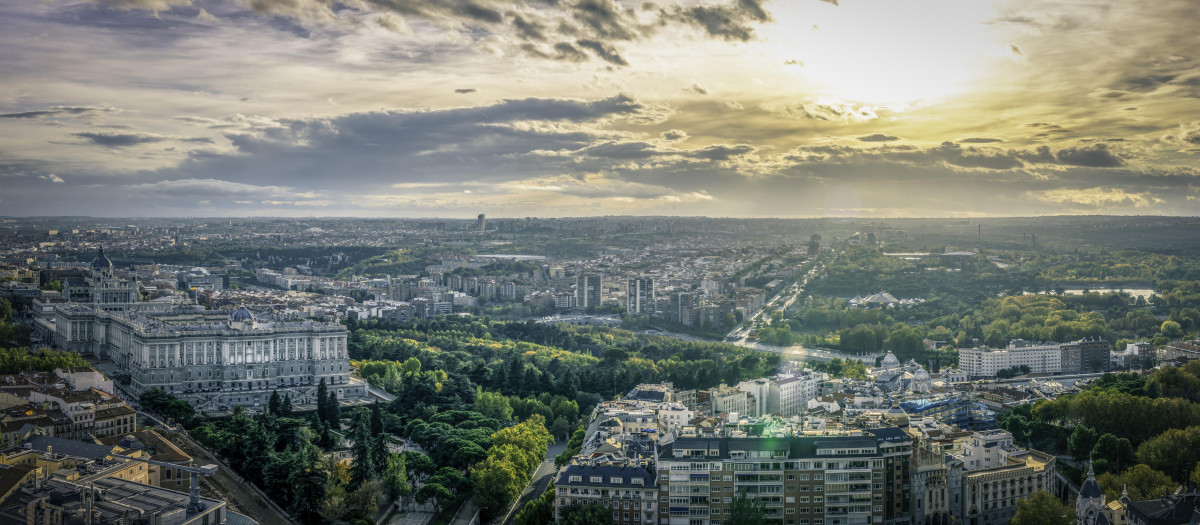 Vista panorámica aérea con el Palacio Real y la Catedral de Santa María la Real de La Almudena