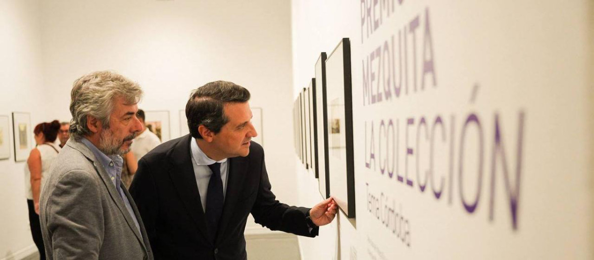 Miguel Ángel Torrico y José María Bellido,atentos a una de las fotografías de la muestra