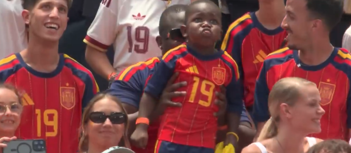 El hermano de Lamine Yamal, celebrando la victoria de España
