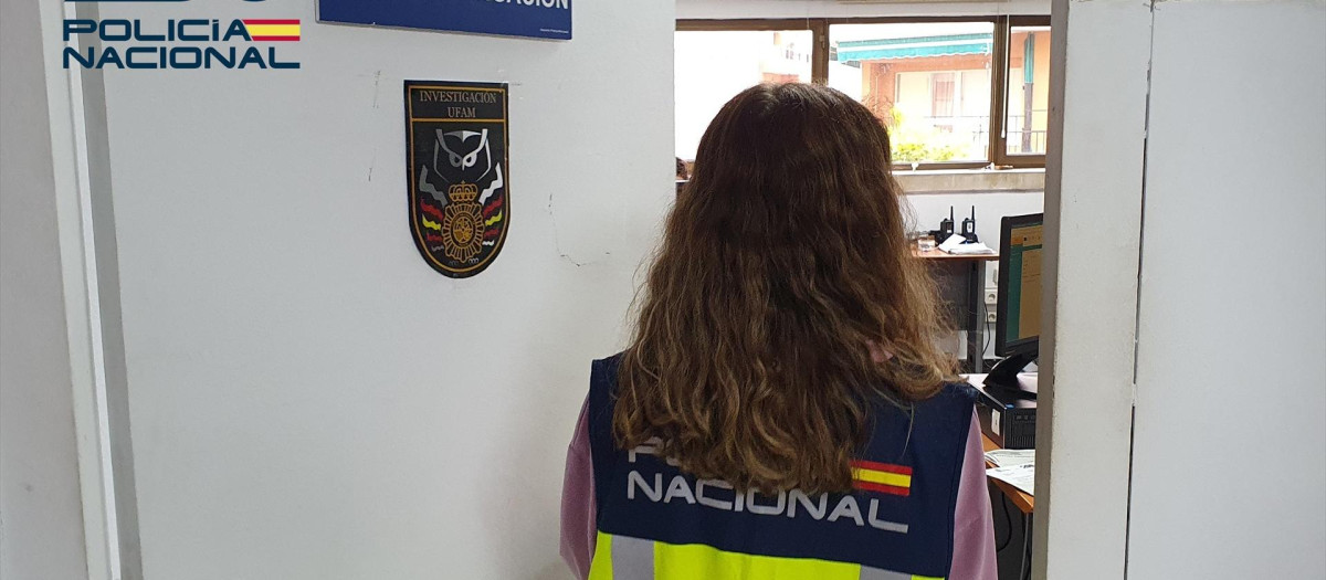 Agente de la UFAM

REMITIDA / HANDOUT por POLICÍA NACIONAL
Fotografía remitida a medios de comunicación exclusivamente para ilustrar la noticia a la que hace referencia la imagen, y citando la procedencia de la imagen en la firma
01/1/1970