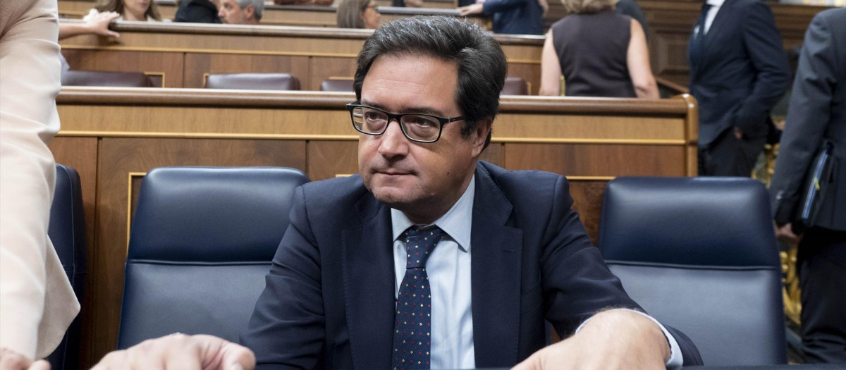 El ministro para la Transformación Digital y Función Pública, Óscar López, durante una sesión de control al Gobierno, en el Congreso