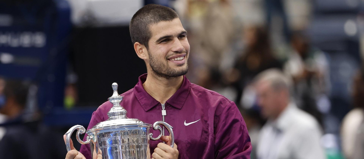 Carlos Alcaraz posa con el US Open ganado en 2025