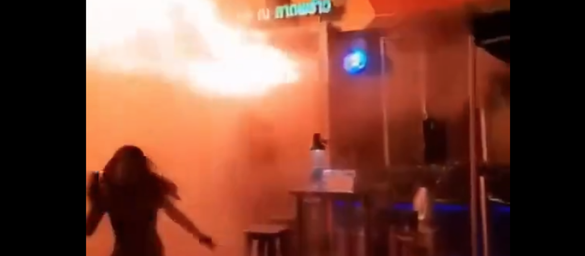 Imagen del incendio del bar desde afuera