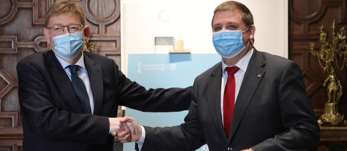 Imagen de Ximo Puig y José Manuel Serrano acordando la compra-venta de la sede de Correos en Valencia en enero de 2022.