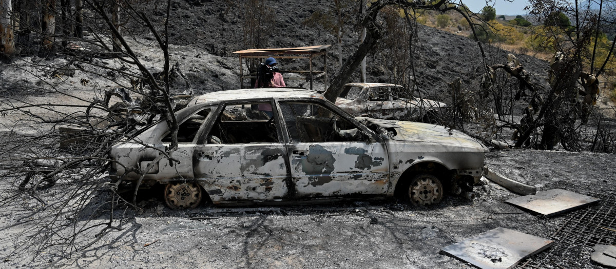 Varios vehiculos calcinados junto al restaurante Anita en Los Gallardos, Almería donde parece ser se produjo el inicio del incendio