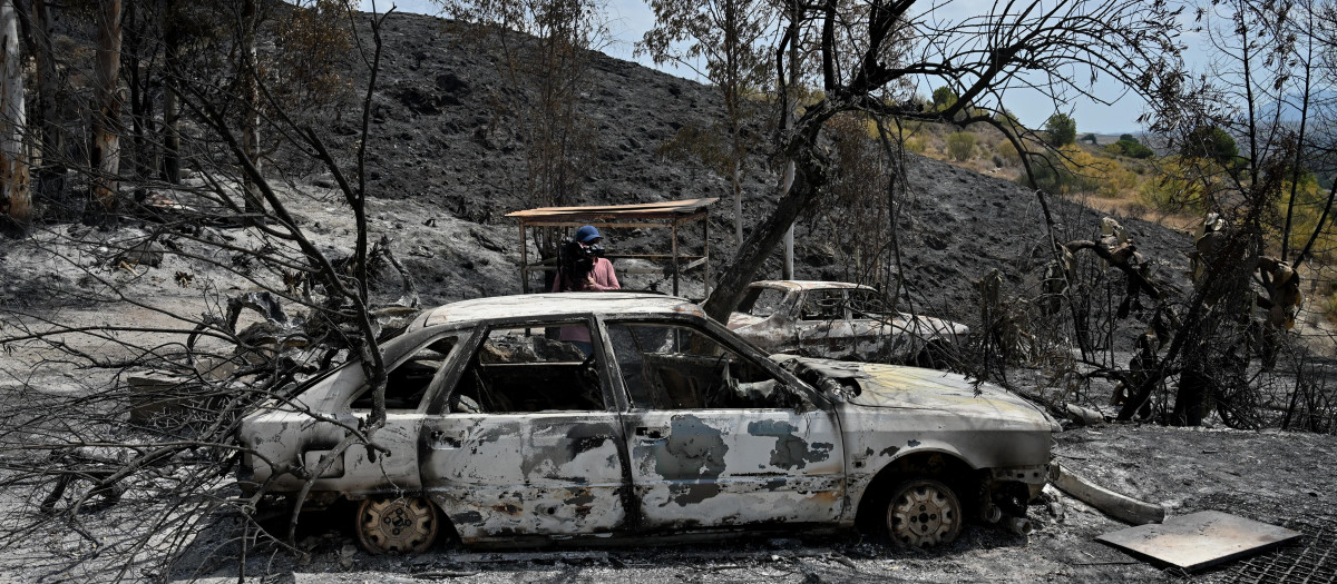 Varios vehiculos calcinados junto al restaurante Anita en Los Gallardos, Almería donde parece ser se produjo el inicio del incendio