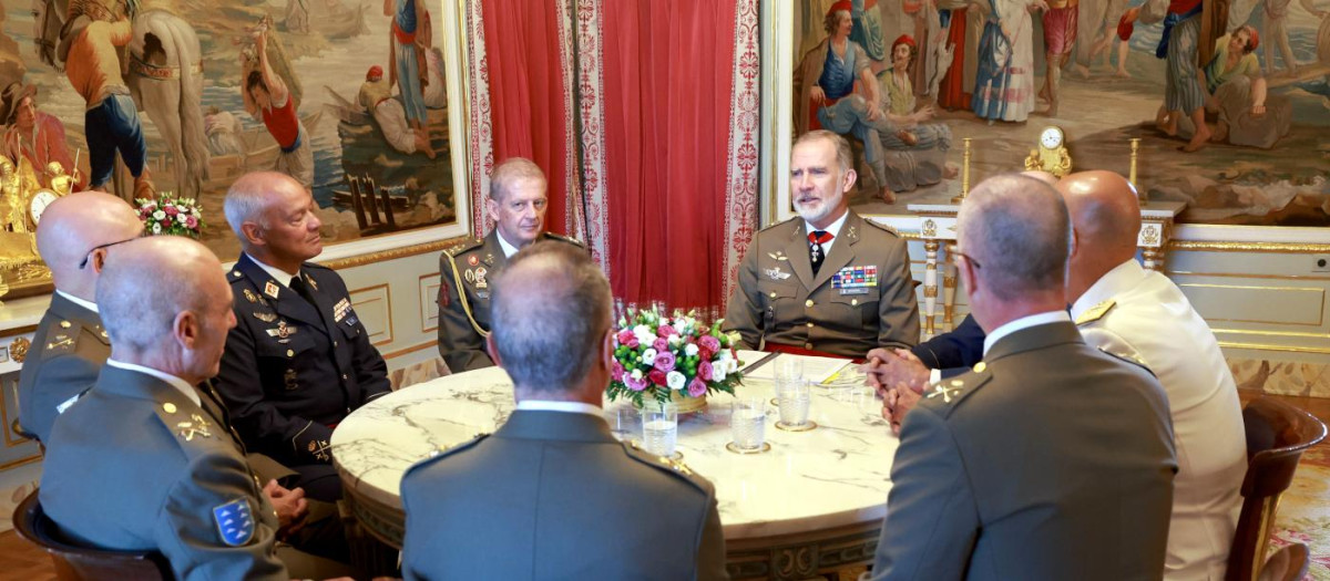 Don Felipe con un grupo de generales de división