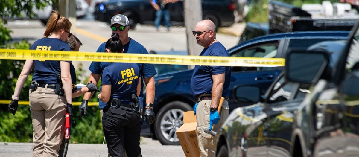 Investigadores del FBI trabajan en el lugar de un tiroteo en el que estuvo involucrado el ICE en Biddeford, Maine