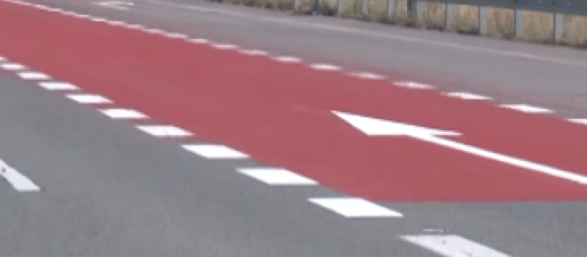 Imagen del carril pintado de color rojizo