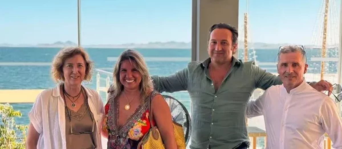 Iker Jiménez y Carmen Porter, con los dueños del restaurante Rubio 360º