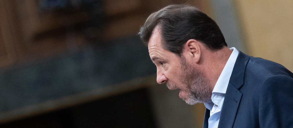 El ministro de Transportes, Óscar Puente, durante una sesión plenaria en el Congreso de los Diputados