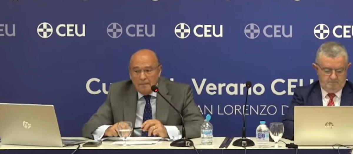 El coronel Pérez de los Cobos, durante la ponencia en los cursos de verano del CEU