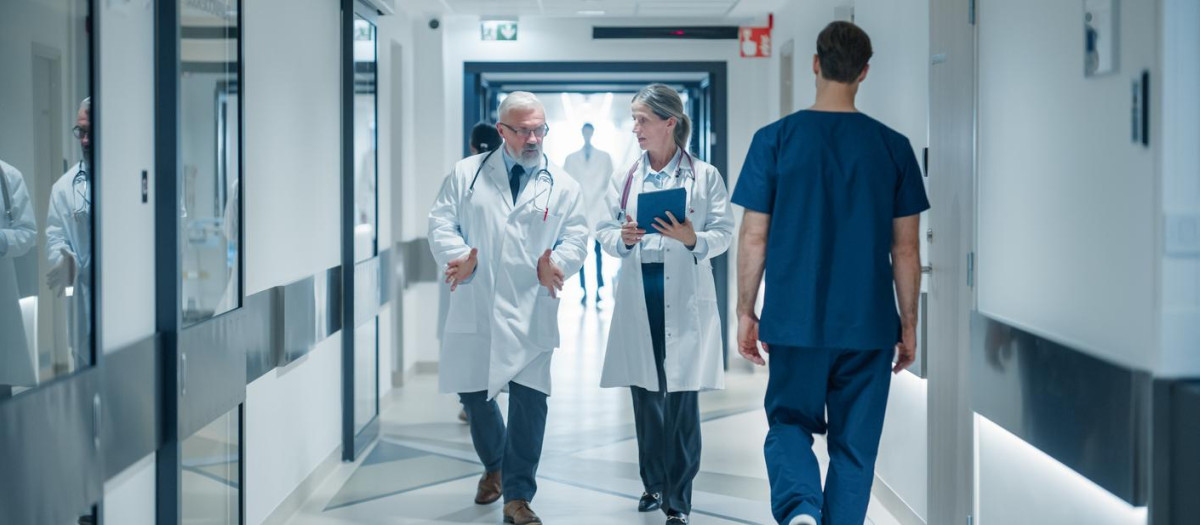 Varios doctores recorriendo los pasillos de un hospital