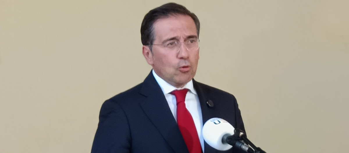 El ministro de Asuntos Exteriores, José Manuel Albares, habla ante los medios de comunicación