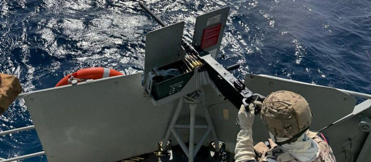 El patrullero de altura Centinela efectúa misiones de seguridad marítima en aguas del mar de Alborán y estrecho de Gibraltar. Durante su despliegue, la dotación se adiestra con ejercicios de tiro