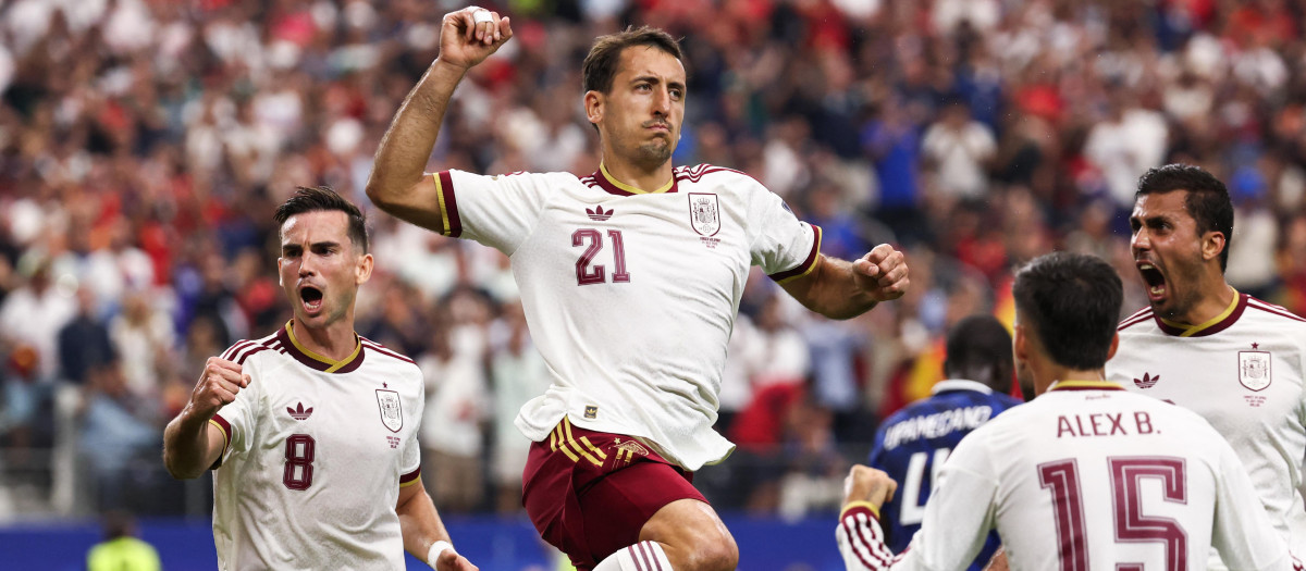 Mikel Oyarzabal celebrando el 1-0 ante Francia