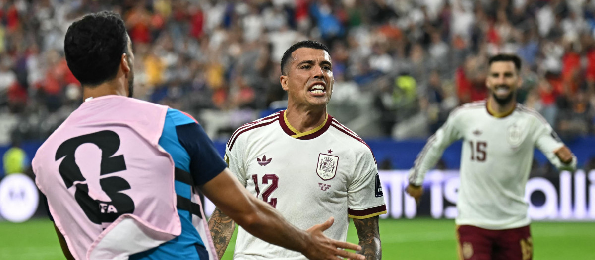 Pedro Porro celebra el segundo gol de España ante Francia