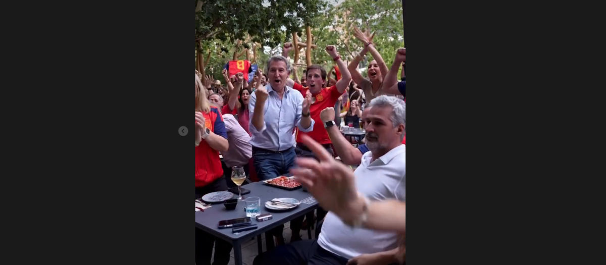 Alberto Núñez Feijóo y José Luis Martínez-Almeida durante la semifinal del Mundial entre España y Francia