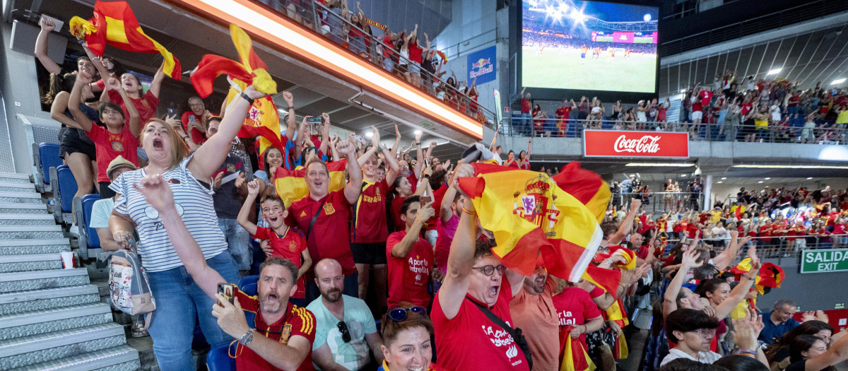 Cientos de aficionados celebran la victoria de la Selección española de Fútbol Femenino en la final del Mundial Femenino de Fútbol