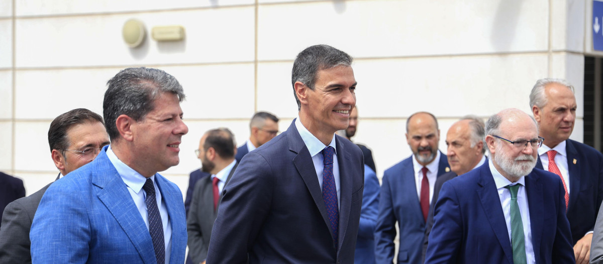 Pedro Sánchez junto al ministro principal de Gibraltar, Fabián Picardo (a su derecha)