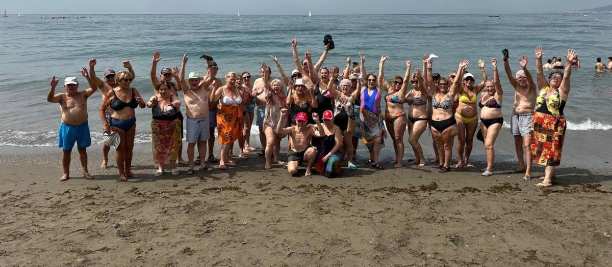 Un grupo de mayores de Córdoba en la playa de El Palo (Málaga)