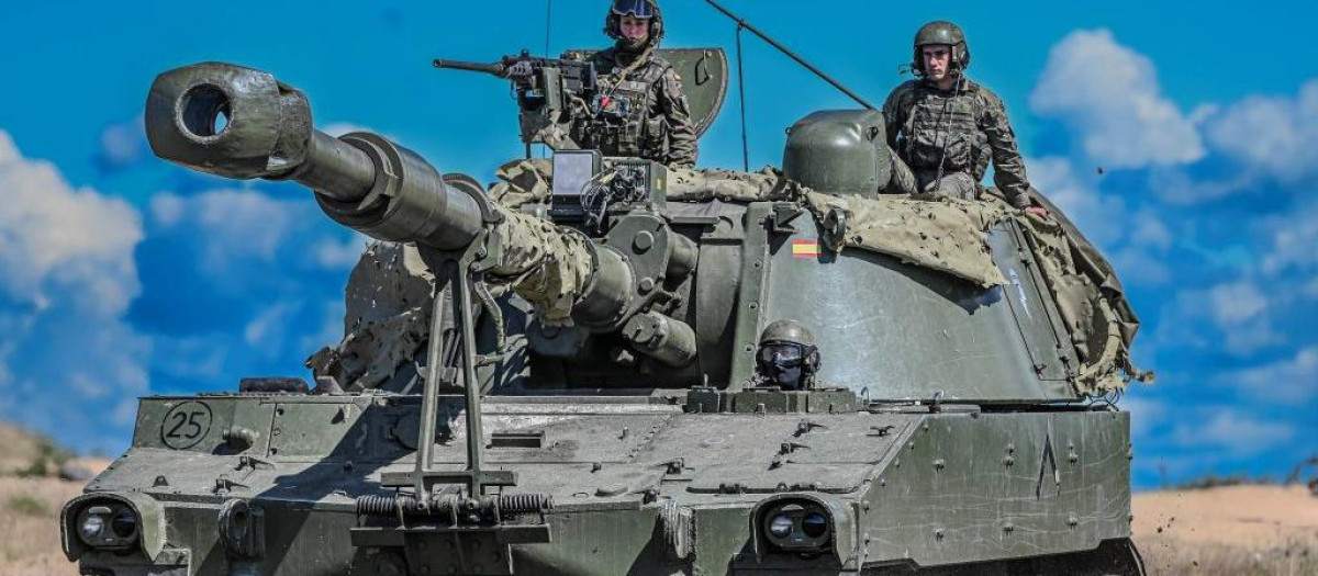 La Batería de Artillería de Campaña española del contingente Flanco Este Letonia XIX (F/E LVA XIX), integrada en la Brigada Multinacional de la OTAN en el país báltico, ha participado en el ejercicio ‘Forging Thunder’ en el Área de Instrucción de Adazi. En la imagen, pieza ATP M109 en movimiento para la entrada en posición y ejecución de acción de fuego