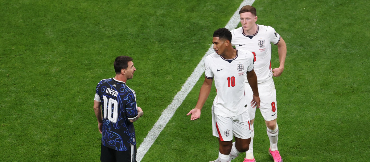 Leo Messi y Jude Bellingham, en el Inglaterra - Argentina