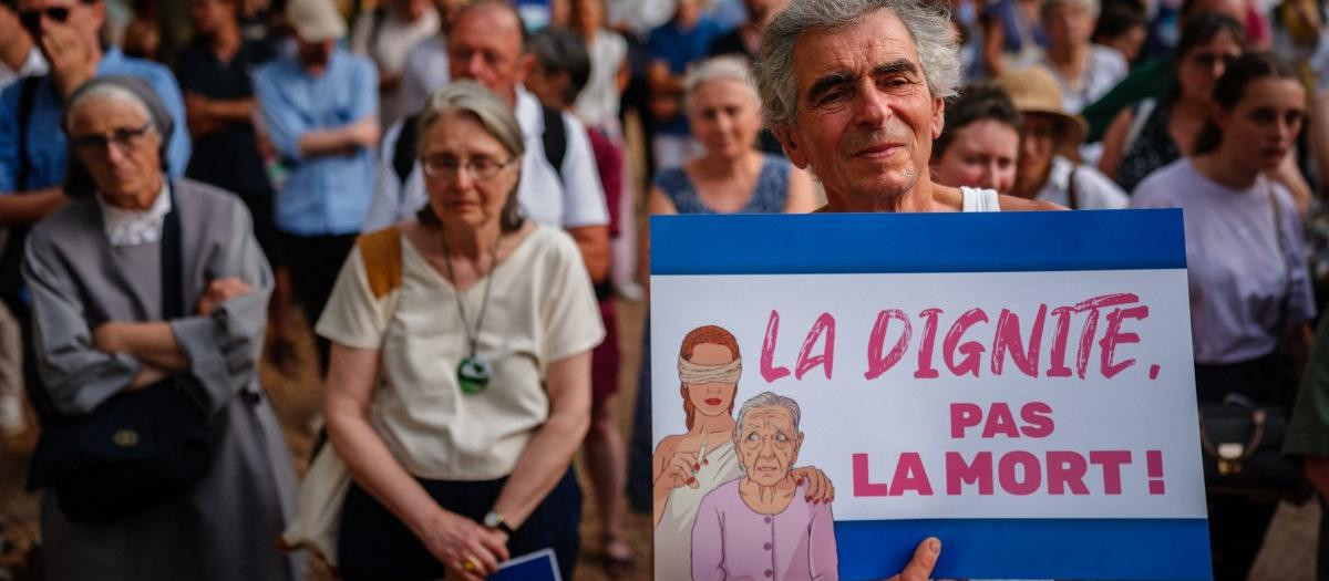Manifestantes contra la eutanasia, este 15 de julio en París