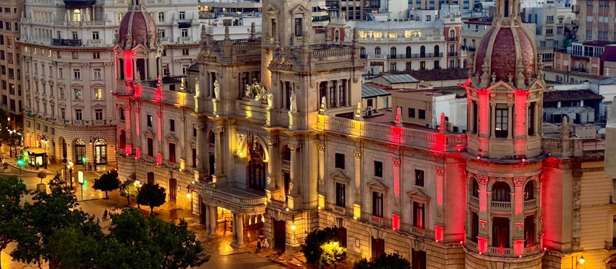 Imagen del Ayuntamiento de Valencia iluminado con los colores de la bandera de España