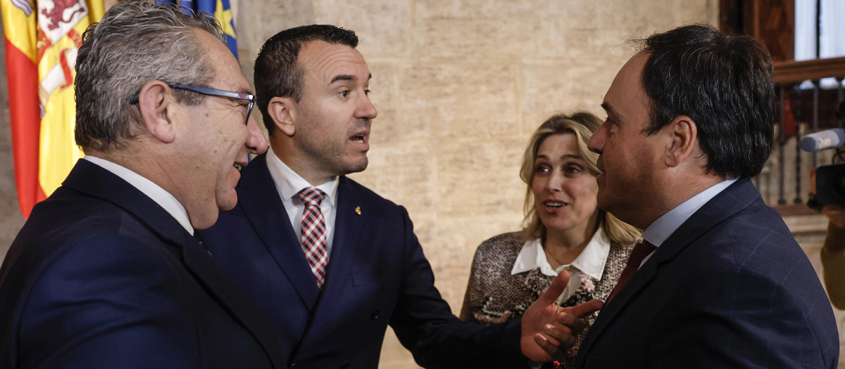 Imagen de archivo de los presidentes provinciales Toni Pérez, Vicent Mompó y Marta Barrachina con Juanfran Pérez Llorca.