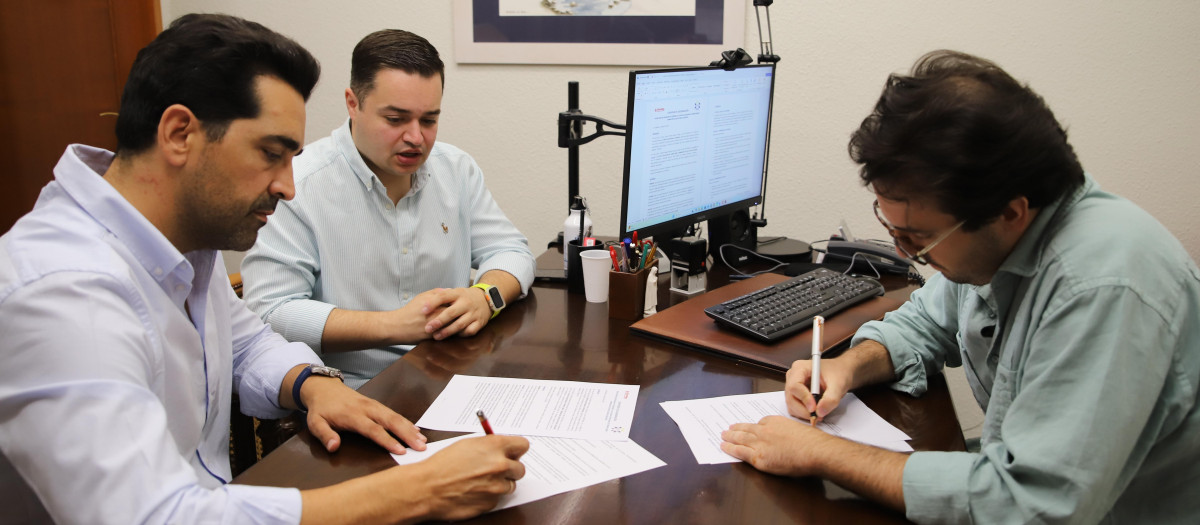 Firma del acuerdo entre Cáritas Córdoba y Gaudium