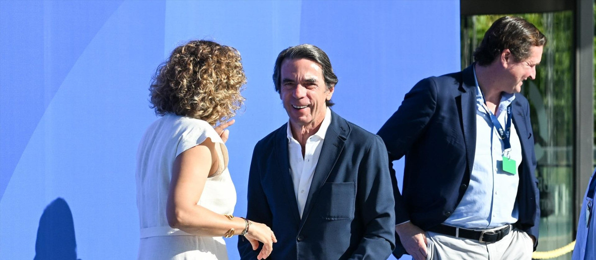 El expresidente del Gobierno, José María Aznar, junto a la secretaria general del PPE, Dolors Montserrat, durante la segunda jornada del EPP Libertas Fórum