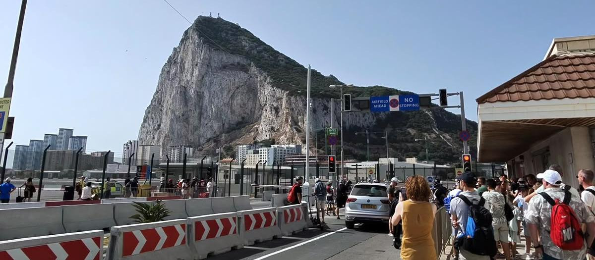 Colas de turistas esperando a que abran al tráfico la pista del aeropuerto de Gibraltar