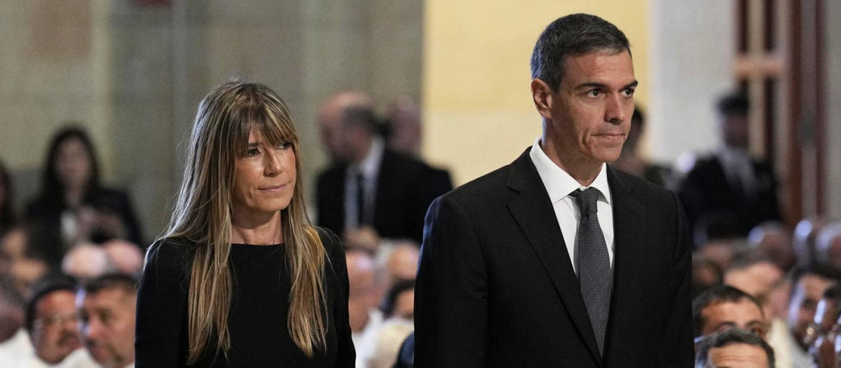 Pedro Sánchez y Begoña Gómez durante la misa del Papa en la Sagrada Familia