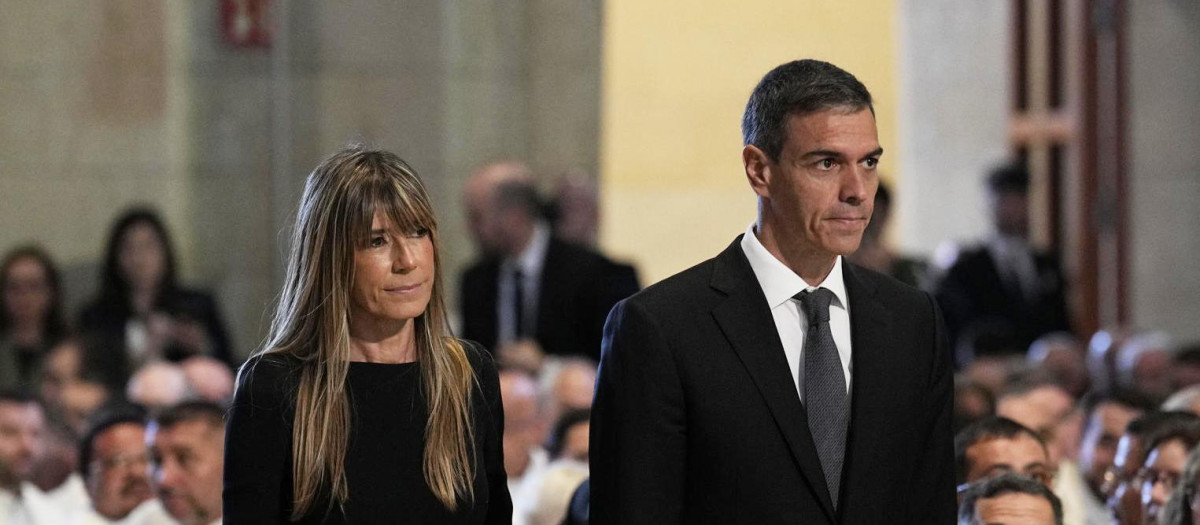 Pedro Sánchez y Begoña Gómez durante la misa del Papa en la Sagrada Familia