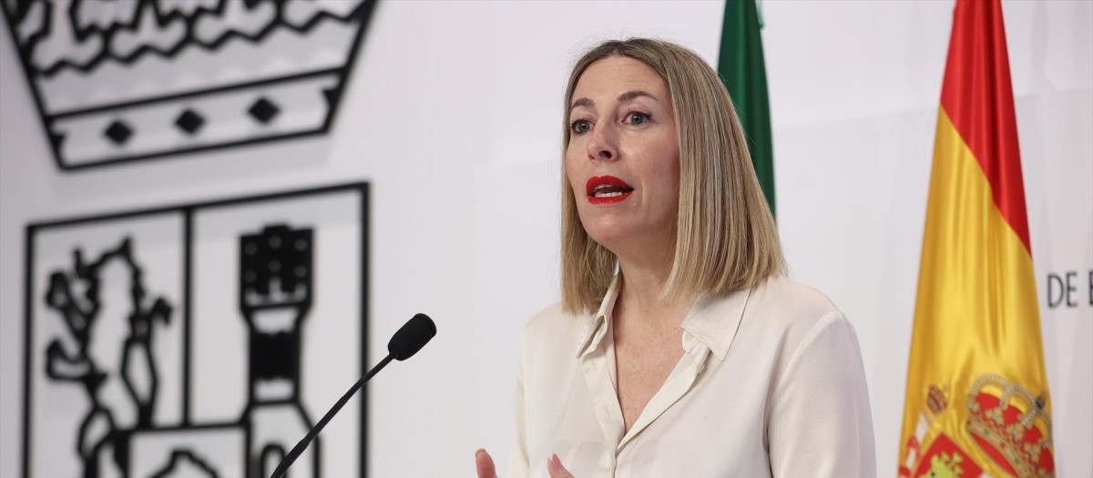 La presidenta de la Junta de Extremadura, María Guardiola, ofrece una rueda de prensa