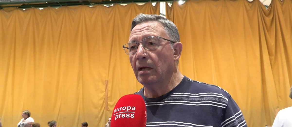 Evaristo Ferrer, vecino de Luesia, permanece en el poliderportivo de Ejea tras el desalojo de su pueblo